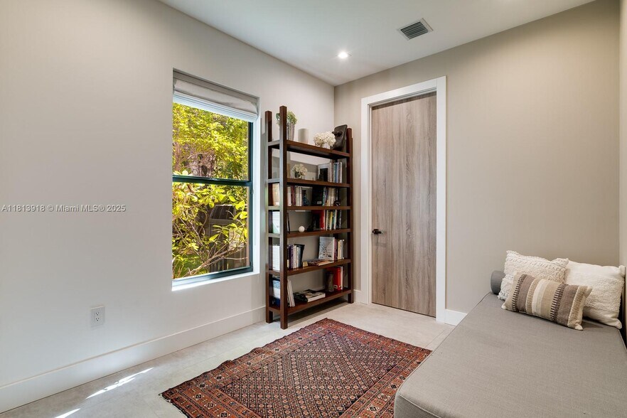 Building Photo - 4094 Park Ave