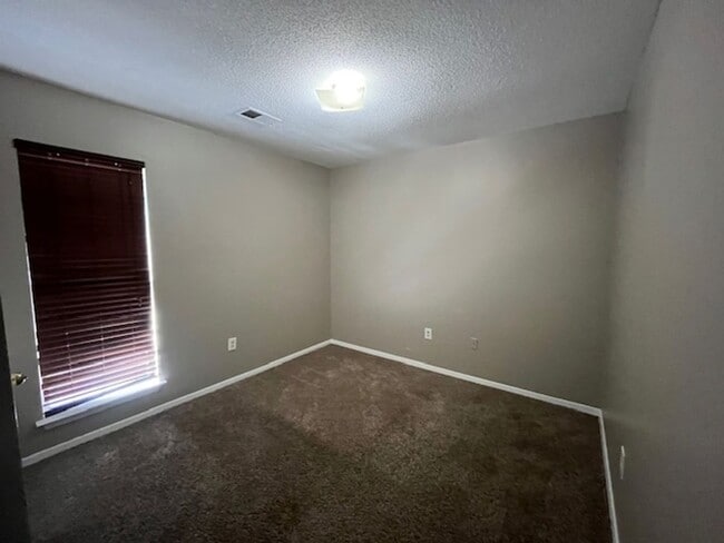 Building Photo - Renovated 3 Bedroom 2 Bath Home with 1 Car Garage!