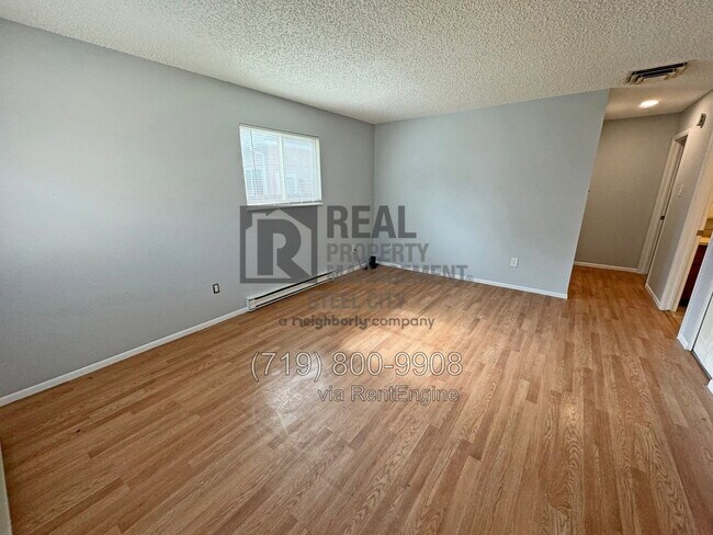 Building Photo - 1608 W Summit Ave