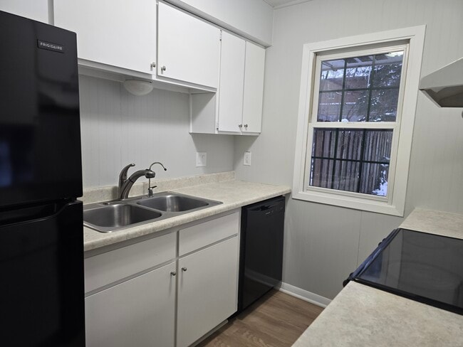 Building Photo - 5570 Shorewood Ln