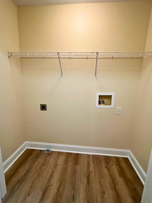 Building Photo - Updated 3/2 close to I95