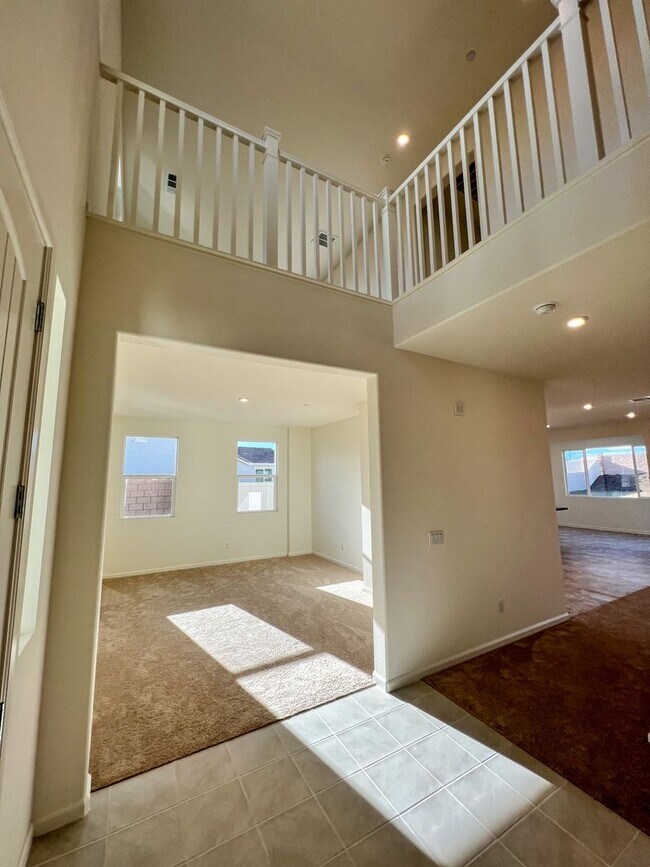 Building Photo - 5 Bedroom home with FULL MOTHER IN LAW SUI...