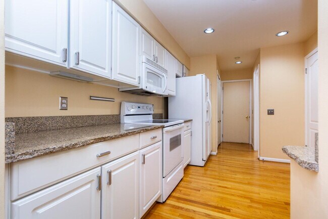 Building Photo - 1093 Fairways Blvd