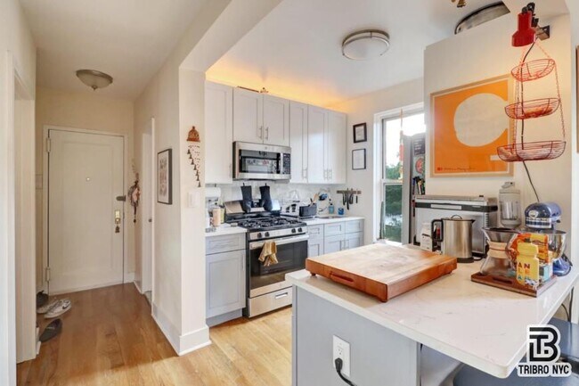 Building Photo - 3 bedroom in Queens NY 11385