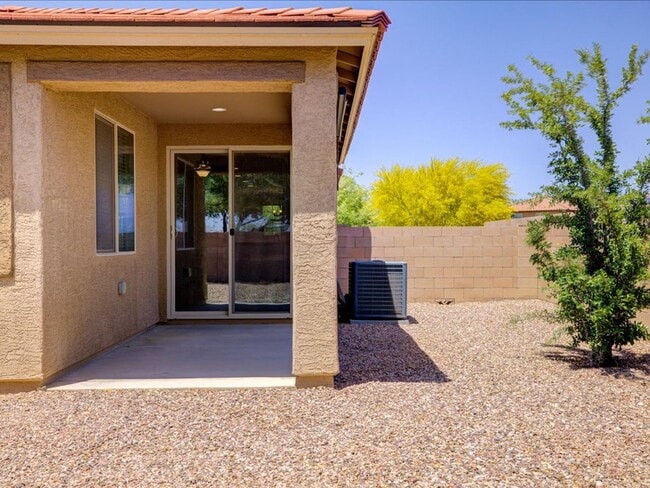Building Photo - 3 Bedroom 2 Bathroom