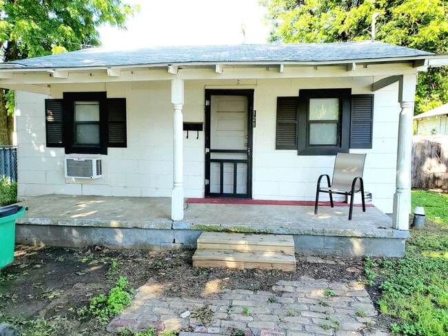 Primary Photo - Cute Cottage | Burkburnett