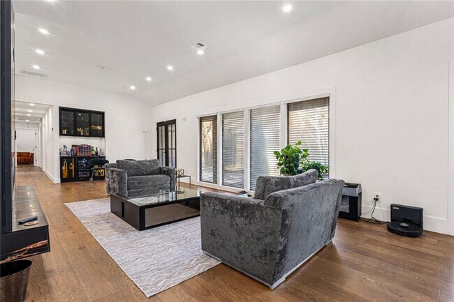 Building Photo - 915 Lost Forest Dr NW