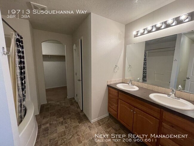 Building Photo - 3 Bed 2.5 Bath Home