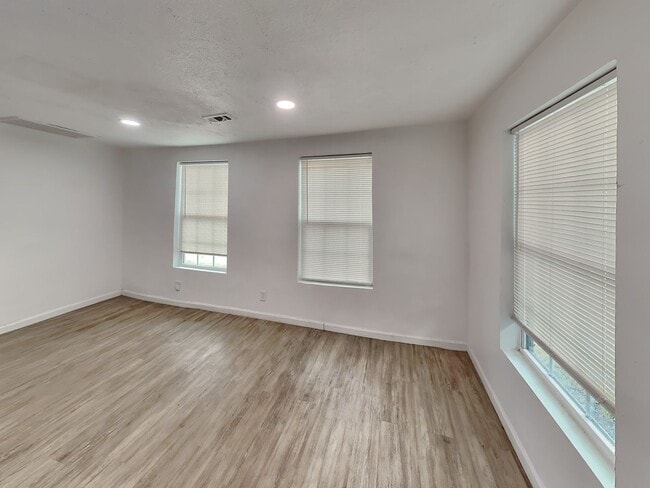 Building Photo - READY NOW! CHECK IT OUT!