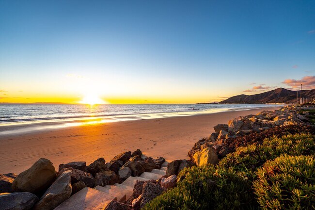 Building Photo - GORGEOUS CUSTOM BEACH HOME - Solimar Beach Colony