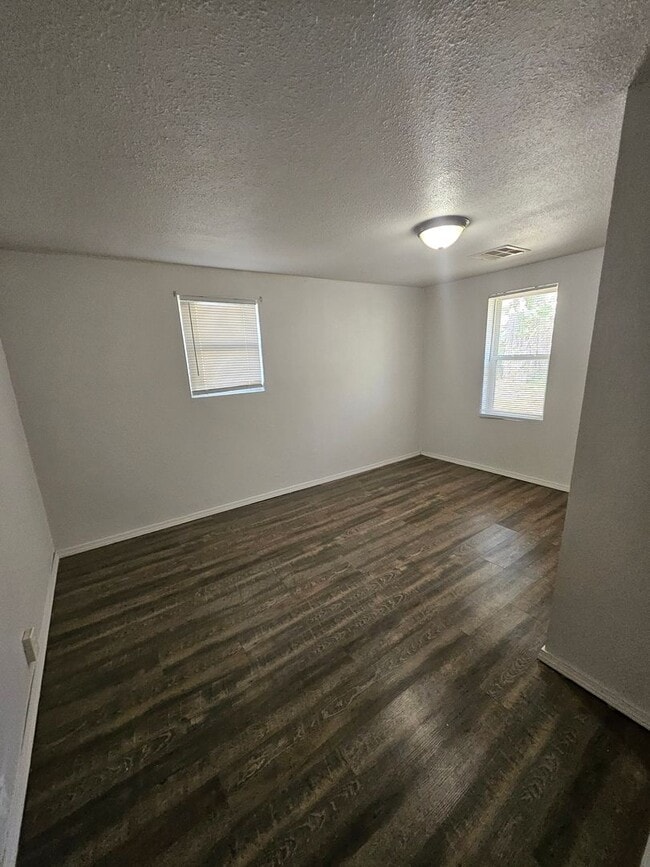 Building Photo - Cute little 2 bedroom with a big yard!