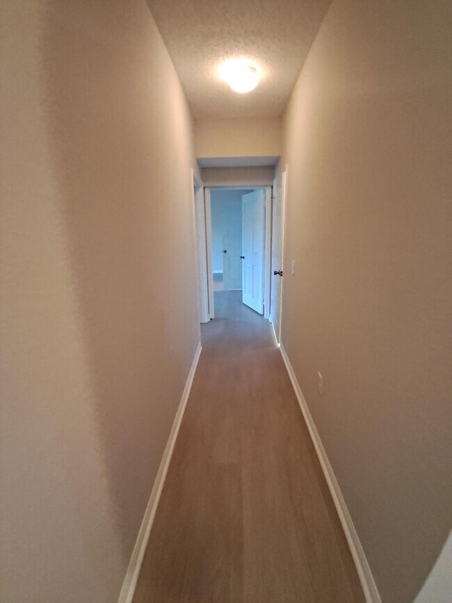 Building Photo - 280 Crestwood Cir