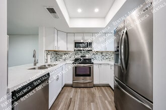 Building Photo - 1601 W Sunnyside Dr