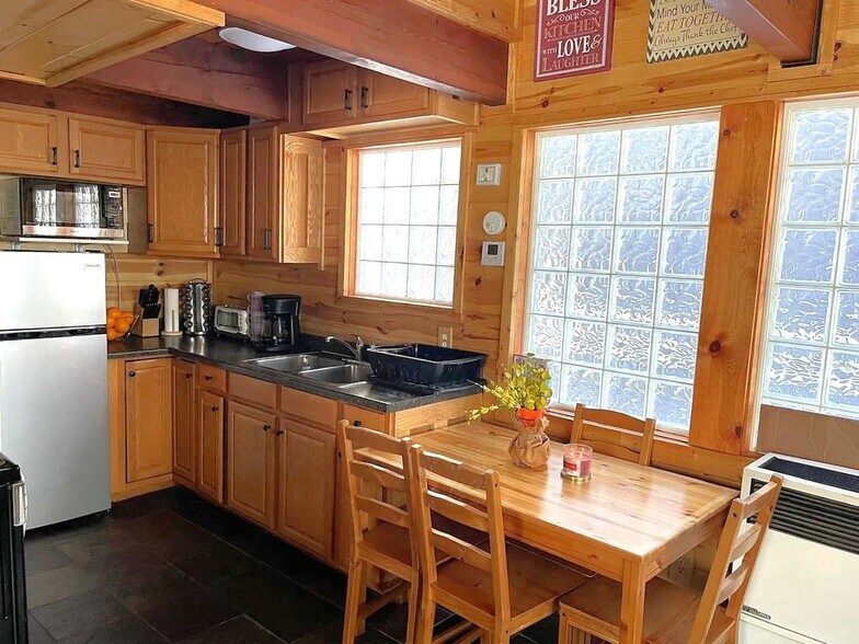 Building Photo - 2418 Fir Dr