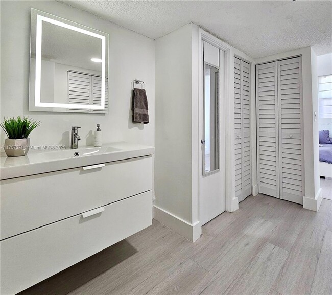 Building Photo - 3731 N Country Club Dr