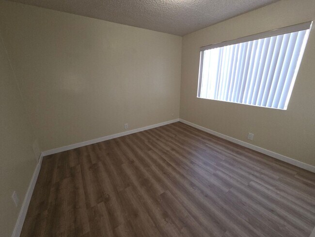 Building Photo - Mid Town Ventura 2 Bedroom 2 Bath Upstairs Corner Unit Apartment