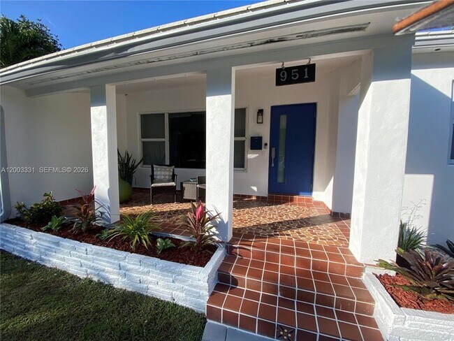 Building Photo - 951 NE 116th St