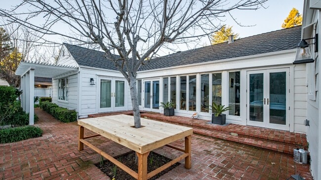 Building Photo - 1819 Cedar St