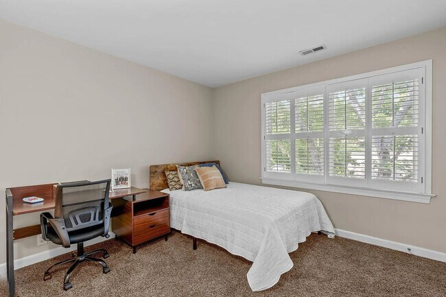 Building Photo - Location meets effortless living in this beautiful END UNIT townhome