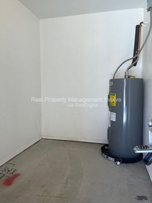 Building Photo - 10402 N 9th Ave