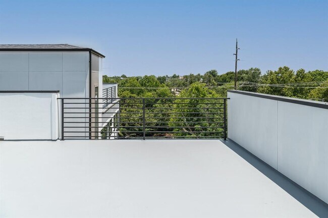 Building Photo - 3110 Live Oak St