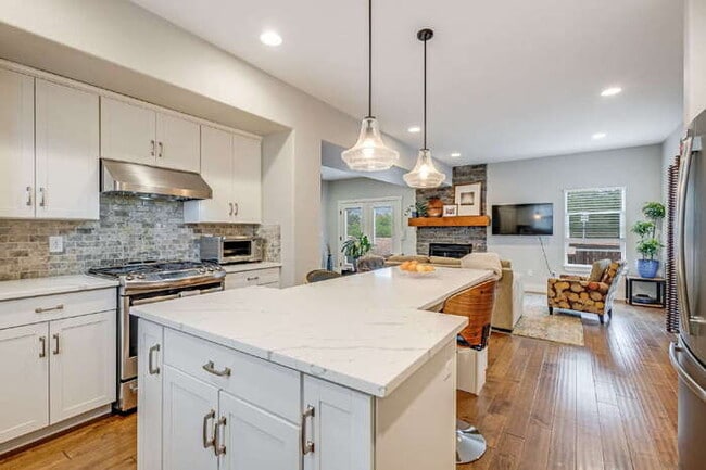 Building Photo - Beautiful mountain views from a Gold Hill Mesa corner lot with a hot tub!