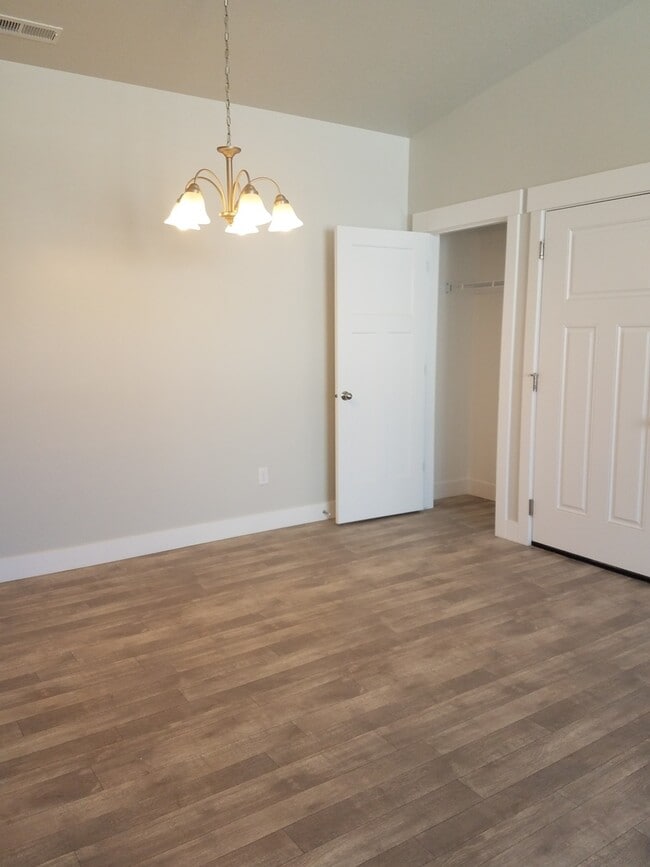 Building Photo - Beautiful Spacious Condo