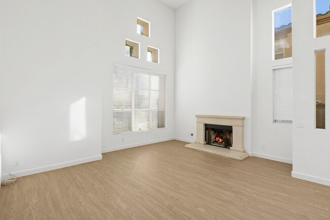 Building Photo - Spacious Vista Home