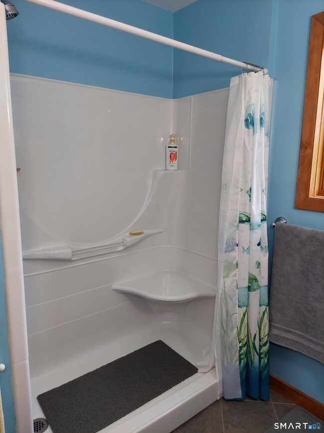 Building Photo - 398 Lake Rd