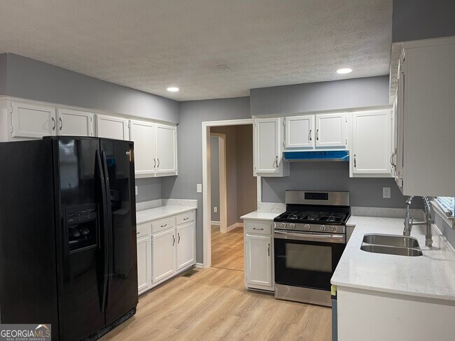 Building Photo - 235 Deerfield Dr