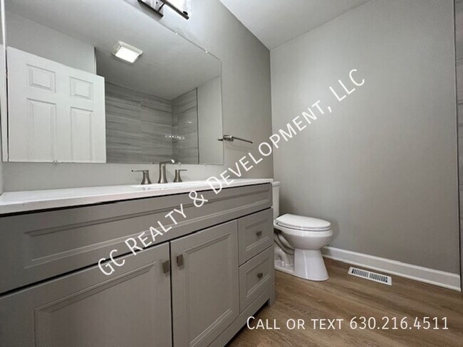 Building Photo - 403 Pinetree Ln