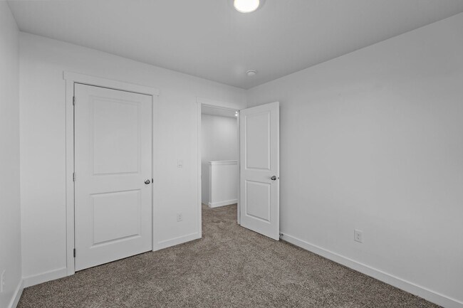 Building Photo - Comfortable and Spacious 4-Bedroom Townhom...