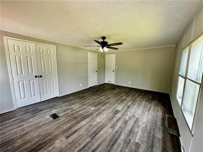 Building Photo - 15 Bonanza Ln
