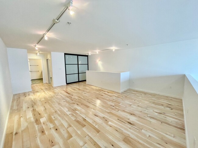 Building Photo - Sunny, Serene 2-level 2BR/2BA + Bonus + Pr...