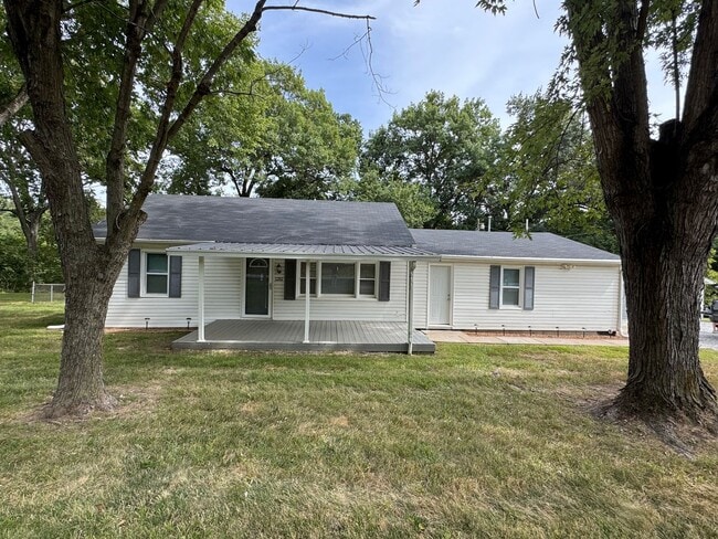 Building Photo - Charming Bungalow with space to move
