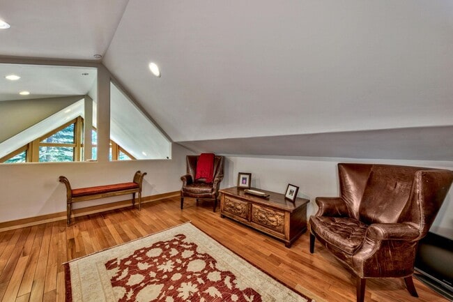 Building Photo - Gorgeous Lakeview! Pet Friendly w a Garage & AC!