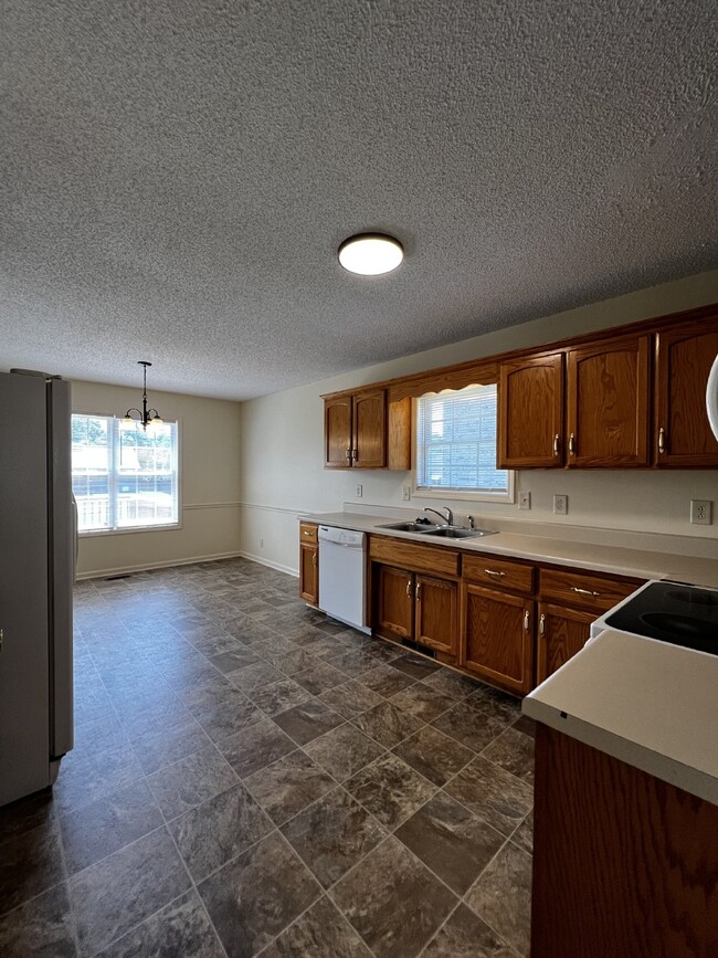Building Photo - Charming 3 Bed, 2.5 Bath Home in Clarksvil...