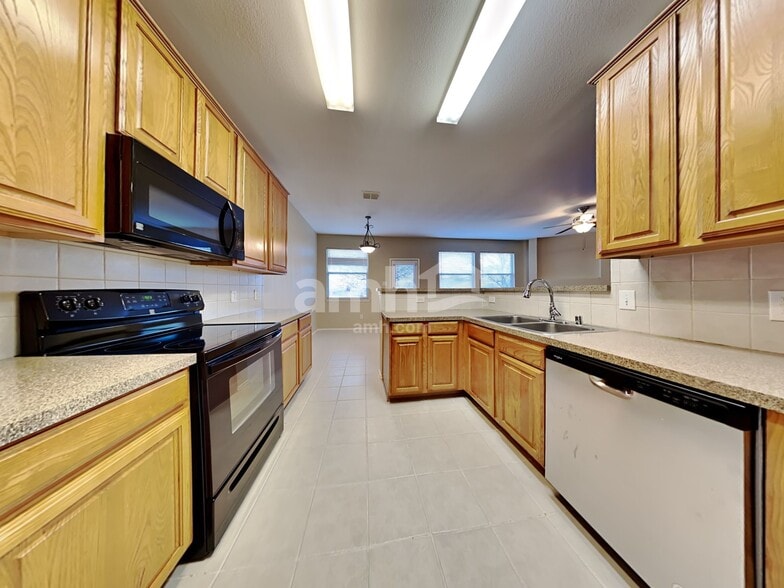 Building Photo - 1404 Blue Gill Ln