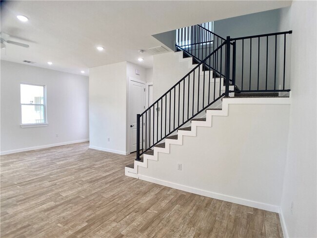 Building Photo - 255 Lourdes Ct