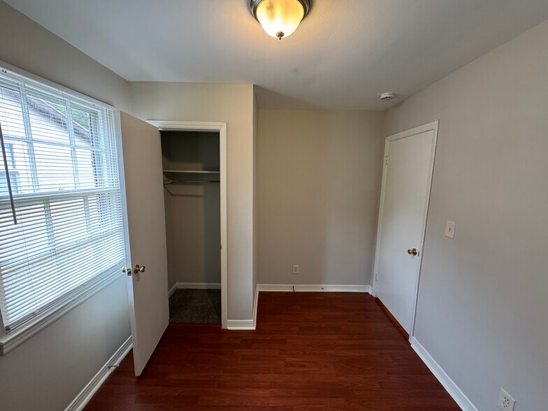 Building Photo - 2116 Finchley Dr