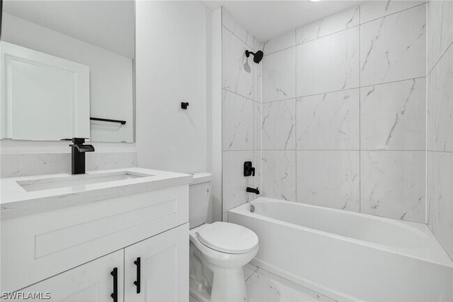 Building Photo - 1108 Eauclaire St E