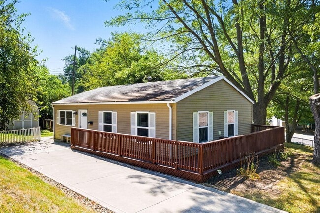 Building Photo - 455 Lakeview Dr