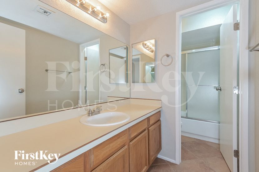 Building Photo - 3240 N Hill Farm Dr