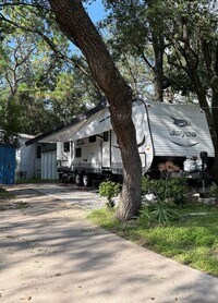 Building Photo - 505
