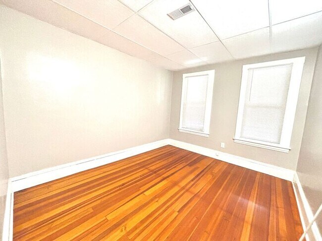 Building Photo - 19 Ellen Ave