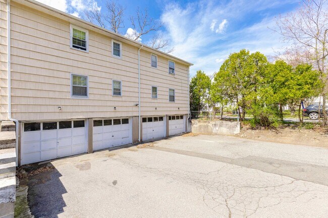 Building Photo - 56 Church St