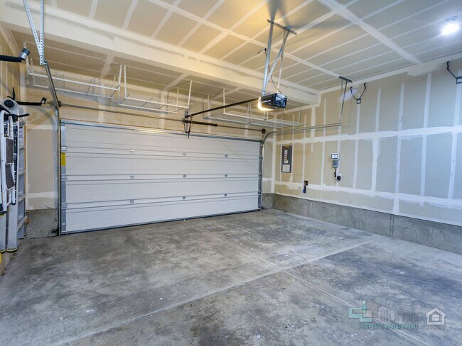 Building Photo - Spacious 4 Bedroom Home with Solar Power Near Cooper Mountain Nature Park