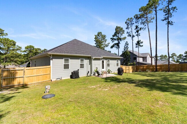 Building Photo - Beautiful 3 Bedroom 2 Bath Ranch