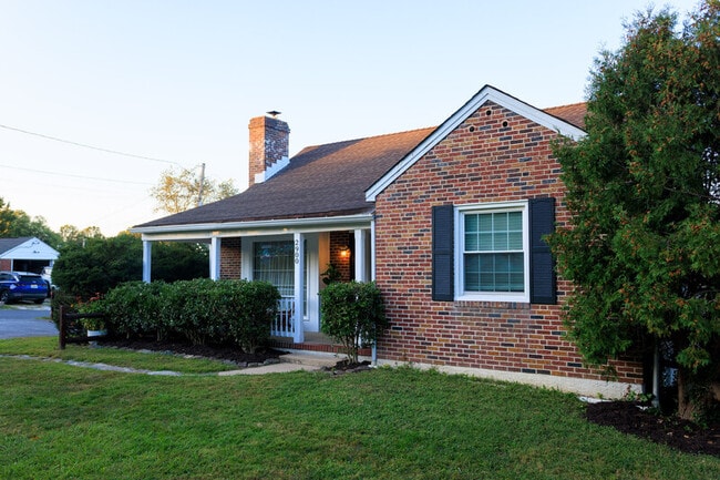 Building Photo - 2900 Cub Hill Rd