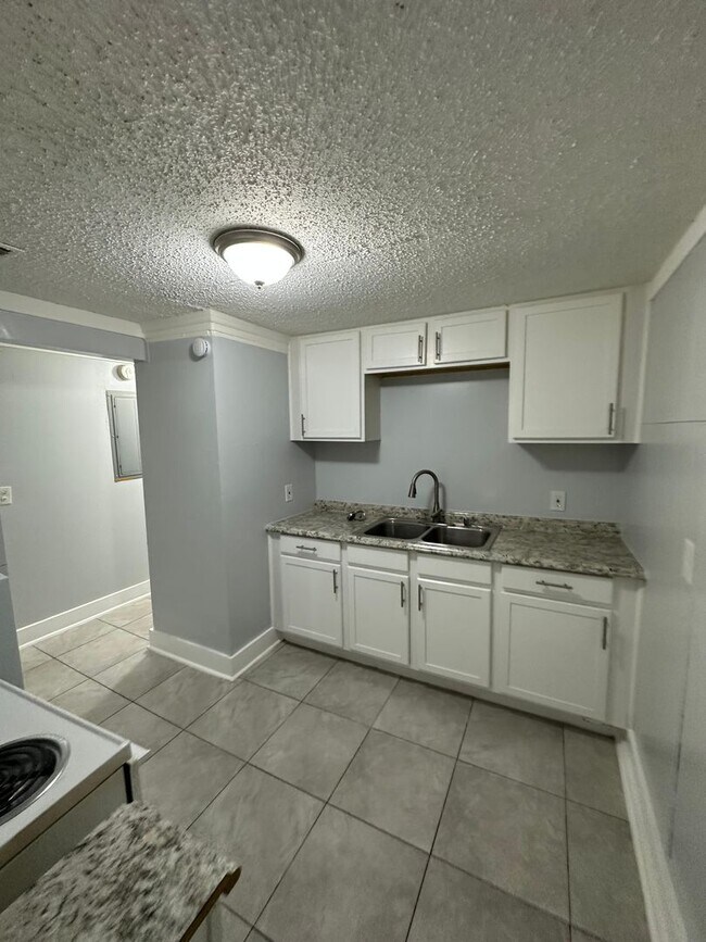 Building Photo - Fully Renovated 3/1 Single Family Available Now!